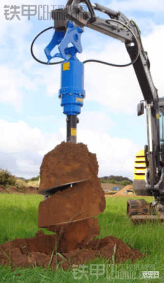 用挖机加装螺旋钻机钻洞的效果