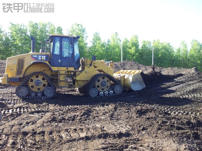 难得一见的“橡胶履带装载机”CAT950H.