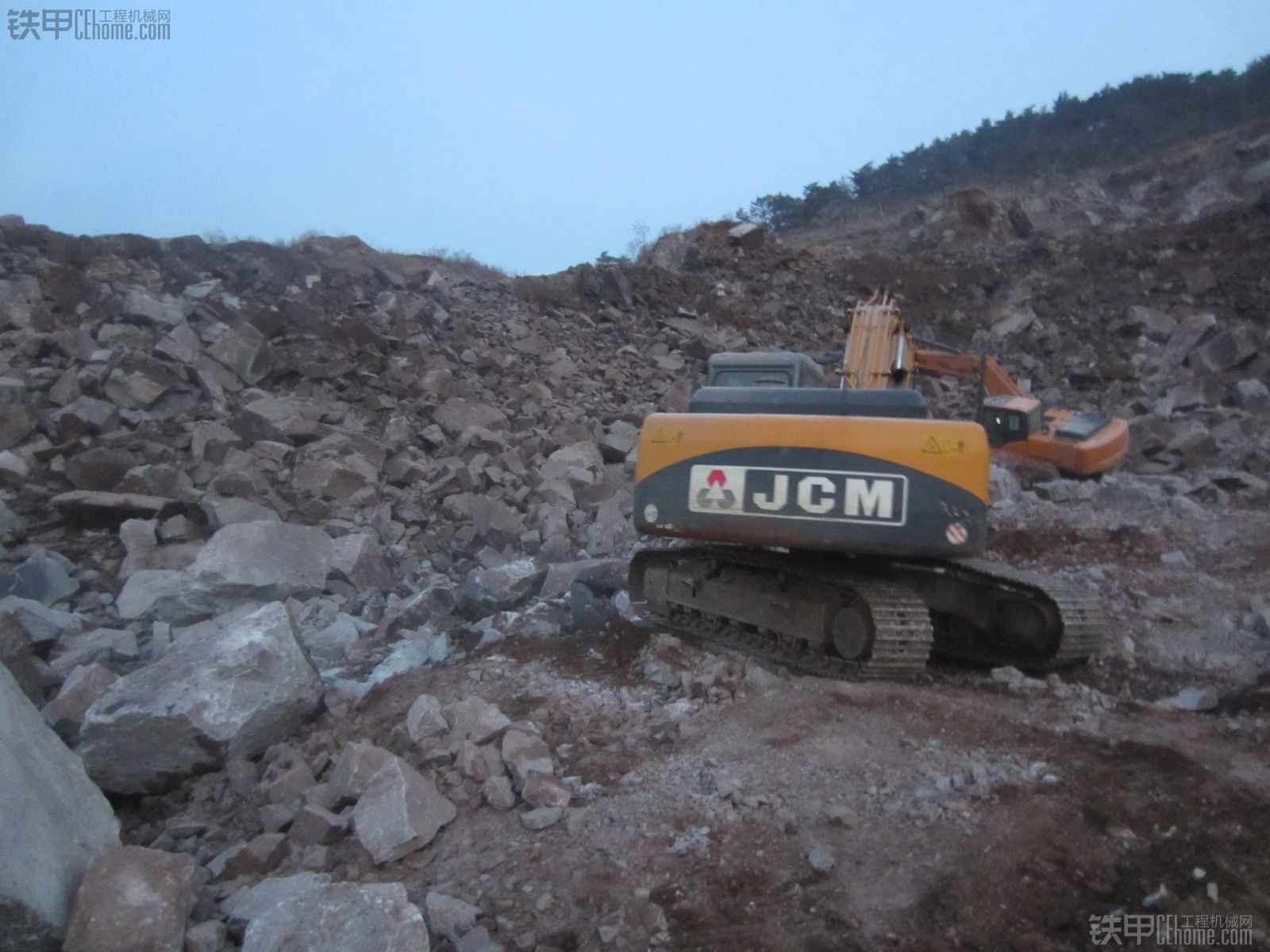 山重建機JCM在石場……