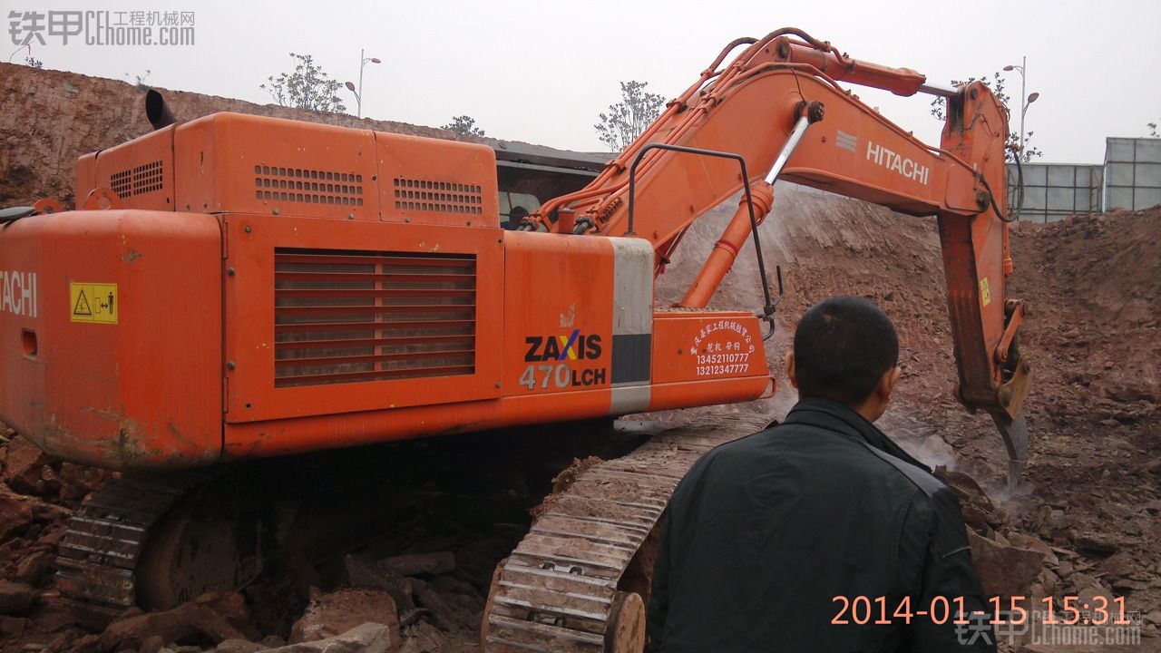 重庆长寿日立470挖机 钩石头现场（视频） 两台破碎锤瞬间下岗