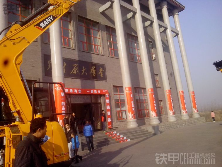 下手一台三一SY65-9挖掘机，京津冀地区三一众力机械年终展会实拍，另有新闻爆料！