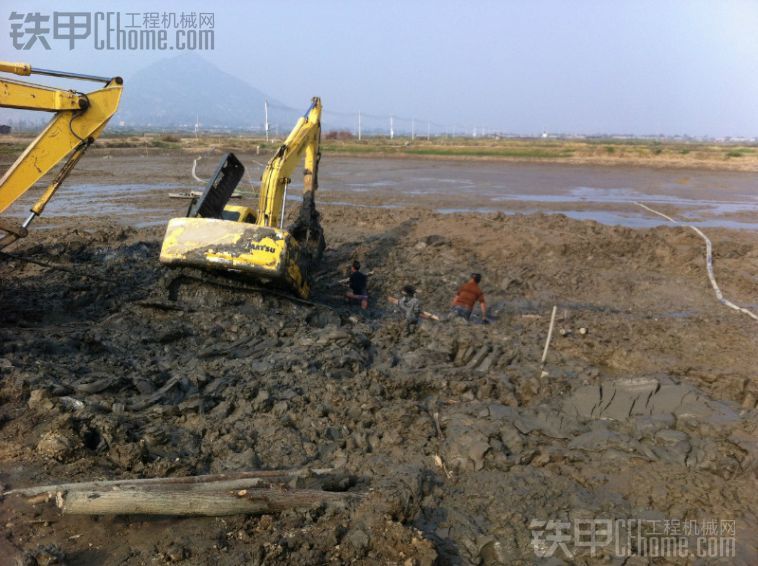 小松PC120-6挖掘机深陷泥滩