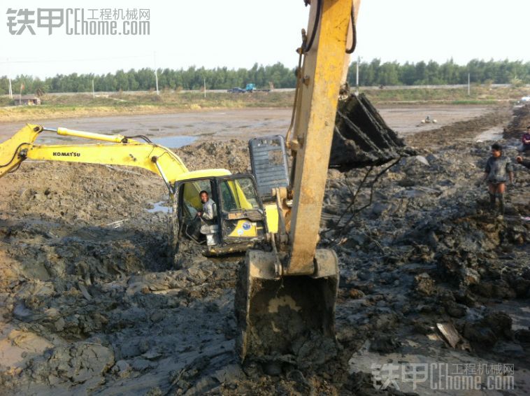 小松PC120-6挖掘机深陷泥滩