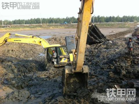 小松PC120-6挖掘機深陷泥灘