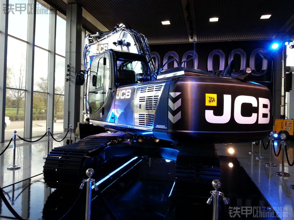 銀光閃閃，JCB JS220LC挖掘機