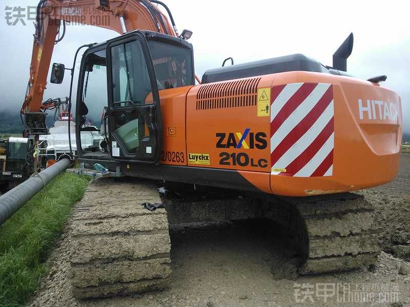 HITACHI ZAXIS 210LC-5