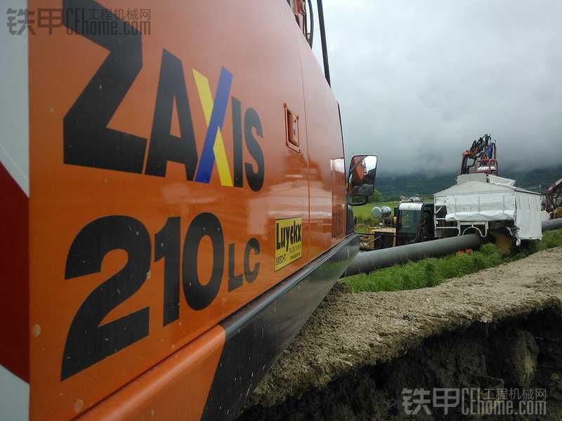 HITACHI ZAXIS 210LC-5