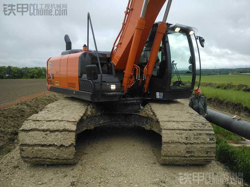 HITACHI ZAXIS 210LC-5