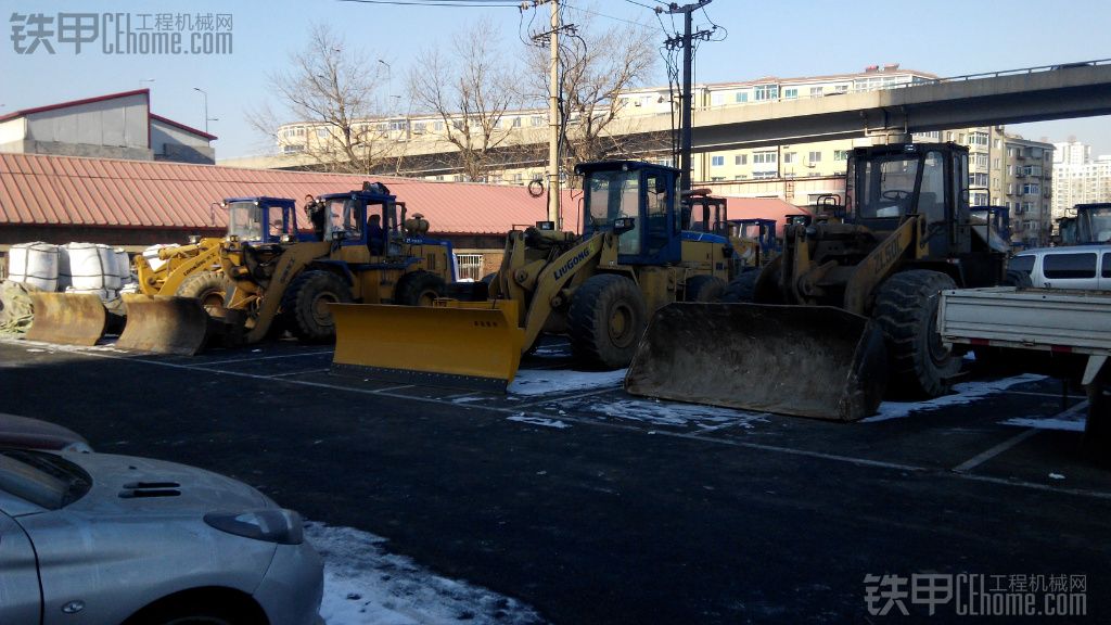 沈阳龙之梦商场附近清雪机械 机械不少啊