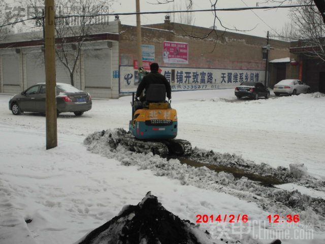 下雪了，挖機(jī)推雪。