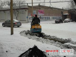 下雪了，挖機(jī)推雪。