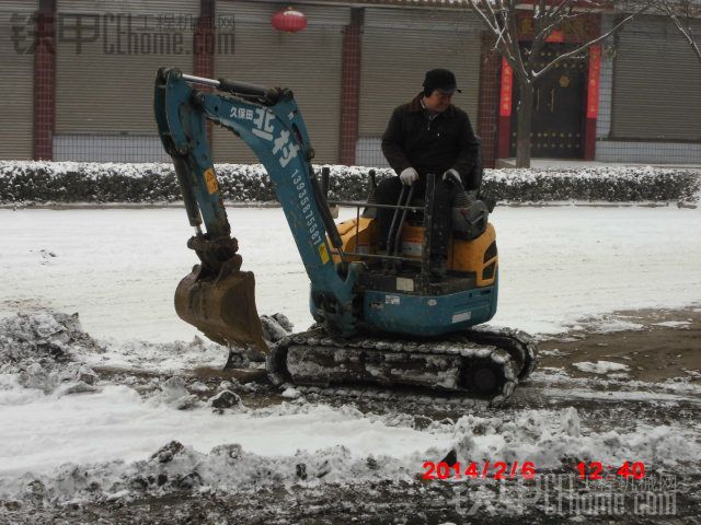 下雪了，挖机推雪。