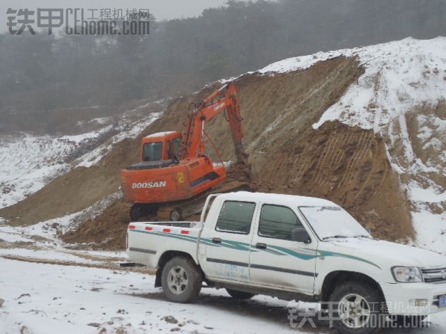 漫天飞雪中我的挖机开工了