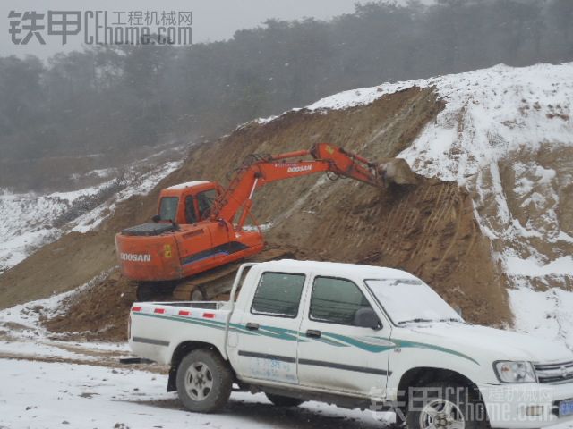 漫天飞雪中我的挖机开工了