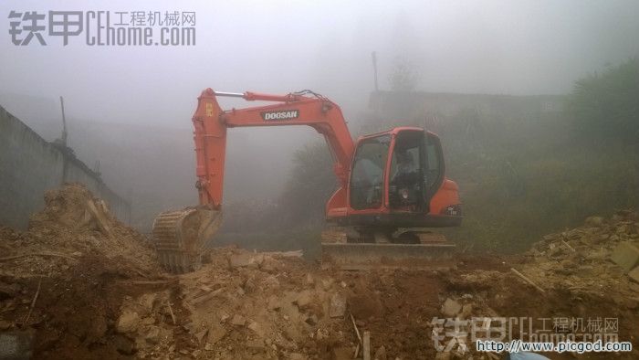 46万新买斗山DX80挖掘机进气出故障