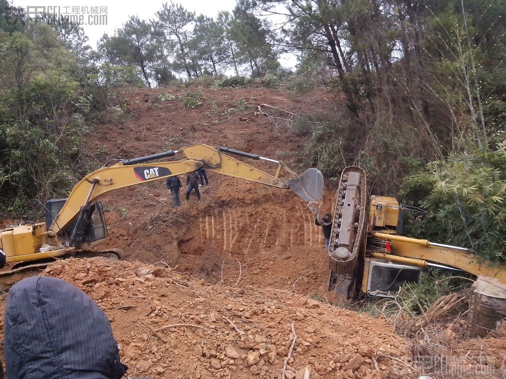 加藤820耍雜技翻車 卡特320來救駕