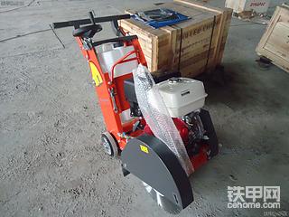 这个也算路面设备吧，论坛里还没人发过，瑞典进口富世华路面切割机。