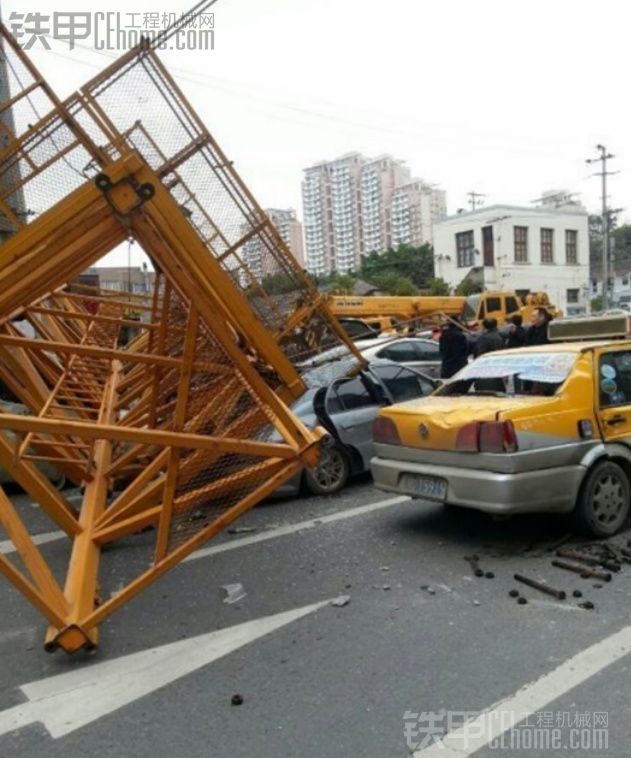 温州市区一塔吊倒塌 多车被压
