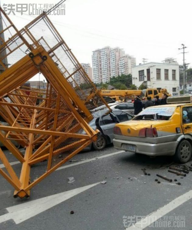 溫州市區(qū)一塔吊倒塌 多車被壓