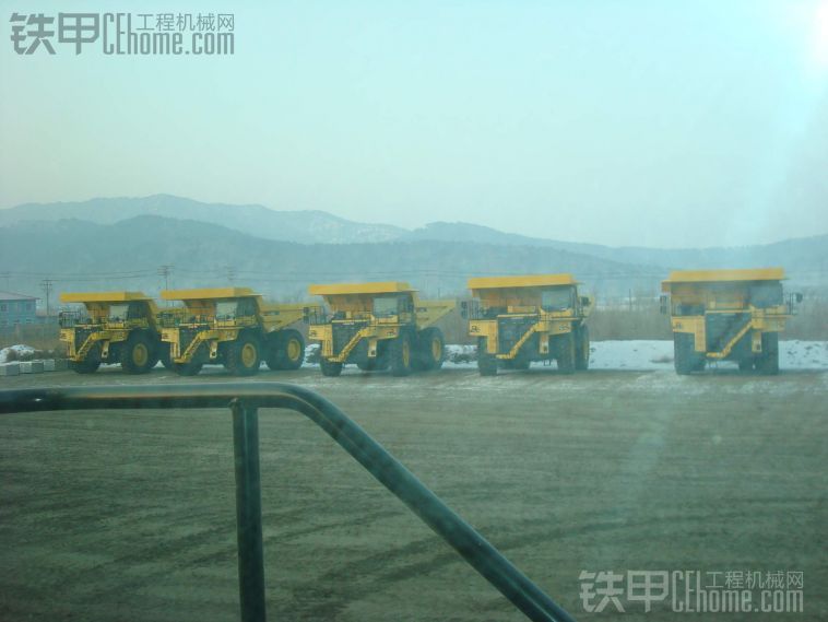 小松HD785-7矿用自卸车 车斗安装过程