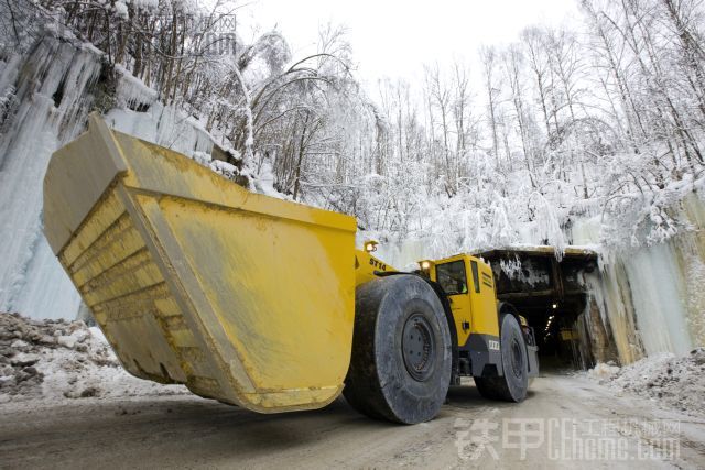 阿特拉斯·科普柯ST14铲运机在茫茫白雪中工作 隧道用的