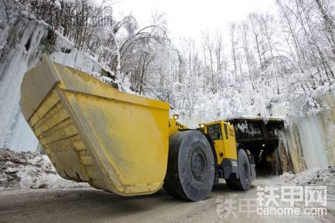 阿特拉斯·科普柯ST14鏟運(yùn)機(jī)在茫茫白雪中工作 隧道用的