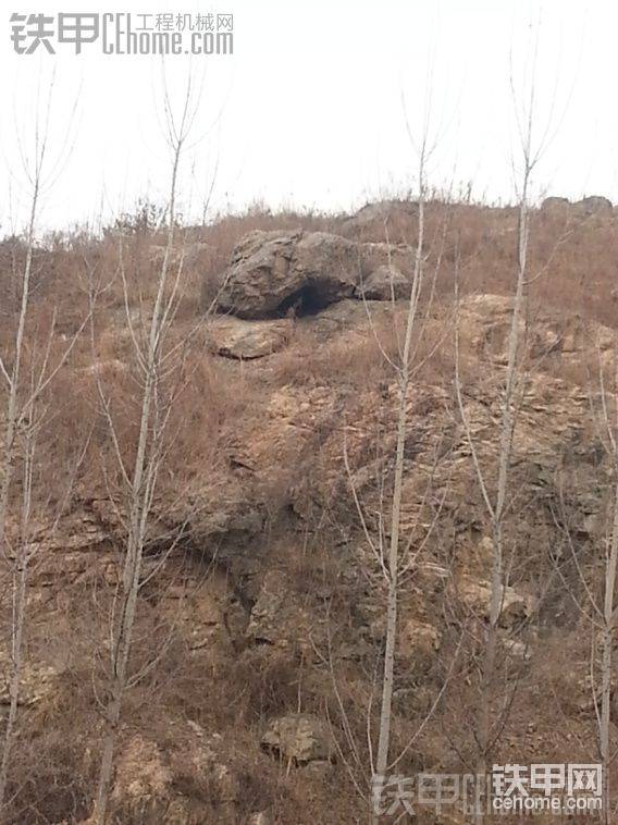 旁边山上有个大石头，底下能待人