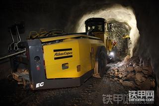 阿特拉斯·科普柯锚杆台车Boltec EC 难得一见的井下操作实景图