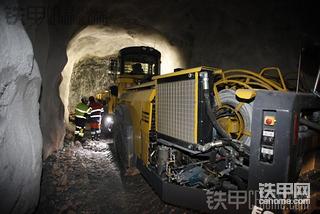 阿特拉斯·科普柯锚杆台车Boltec EC 难得一见的井下操作实景图