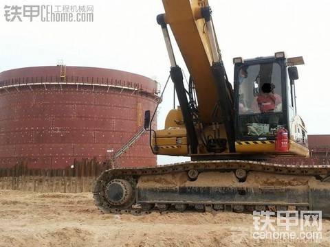 (轉載)卡特330D打鋼板樁機[2號機]之油庫區(qū)工作