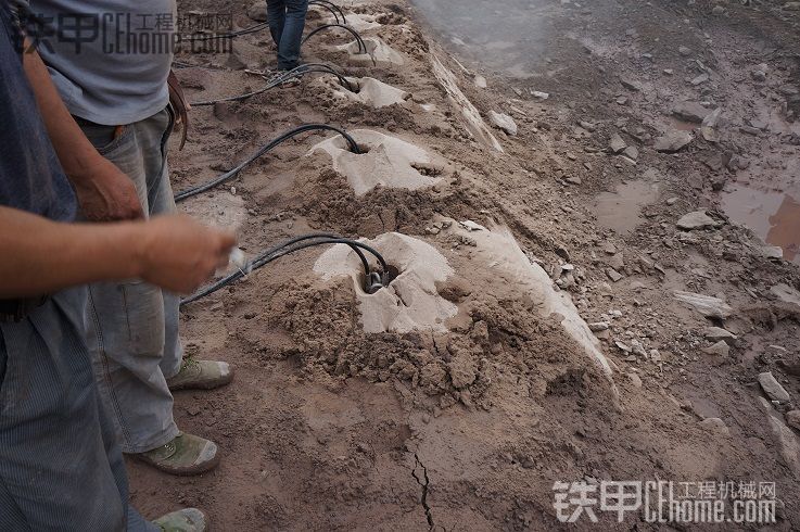 土石方遇到不能爆破的地方怎么辦用這個分裂棒，，效果不錯，，，