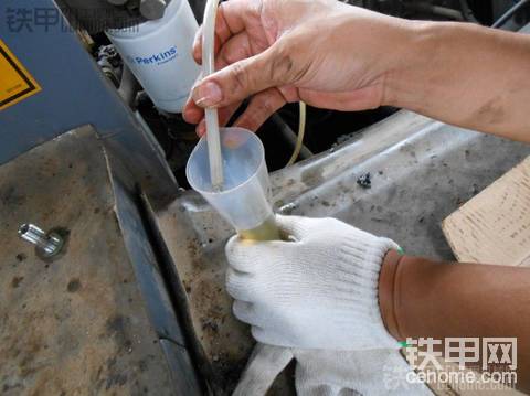 维特根福格勒摊铺机跟换喷油器