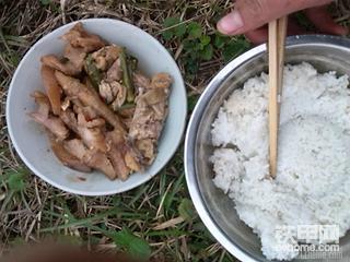 唉 你  一天到晚跟着挖机，  我想撒尿都难啊。。。。