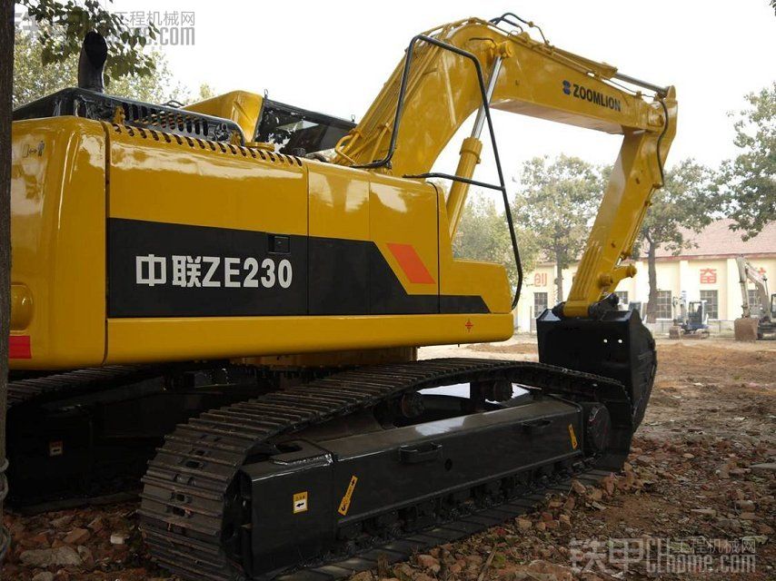 陕西渭南出售中联重科ZE230二手挖掘机，法院执行机，工作时间2900小时，低价出速度