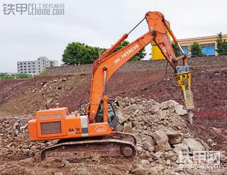 重庆大型破碎锤,日立470+阿特拉斯=重庆最强破碎锤,稍后传CAT365岩石臂挖机图