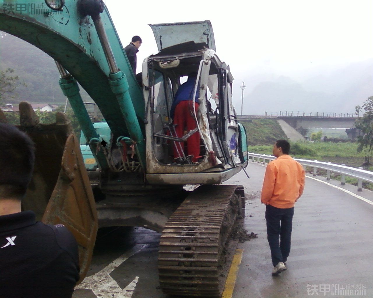 拖車轉彎時 挖掘機被甩翻了 駕駛室報廢 怎么處理