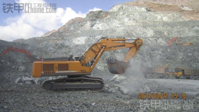 利勃海尔R964C挖掘机 在4500米的德尔尼铜矿