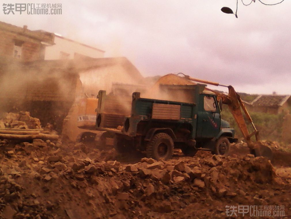 加藤HD250挖掘机 作业引发小面积“沙尘暴”