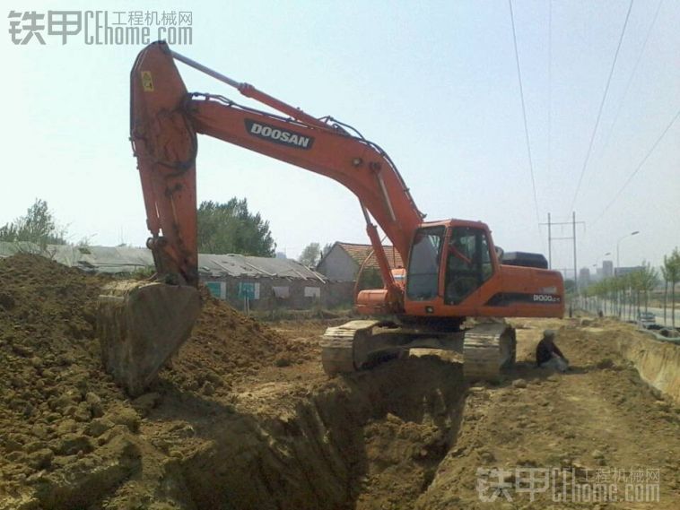 大宇DH300挖掘机挖沟