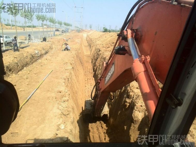 大宇DH300挖掘机挖沟