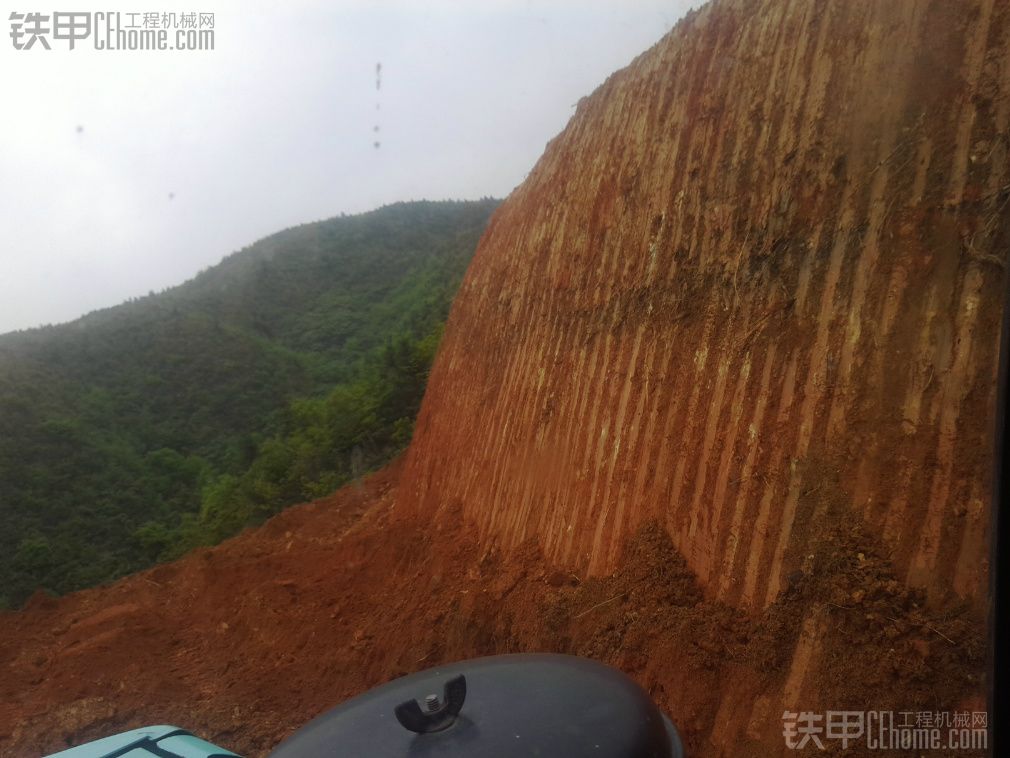 这些天工地的变化，刷坡、甩土、挖坑