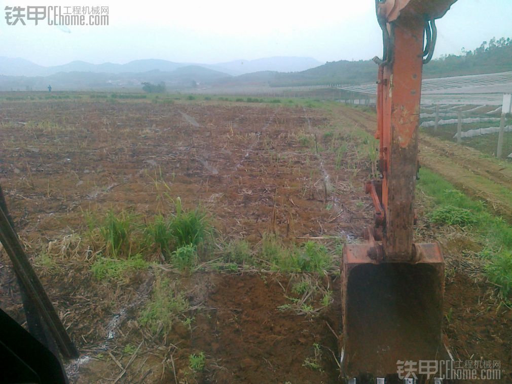 挖掘机在葡萄园挖沟,松土,种葡萄