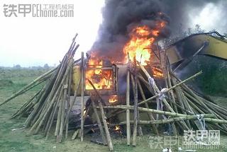 日立大挖给人放火烧了。