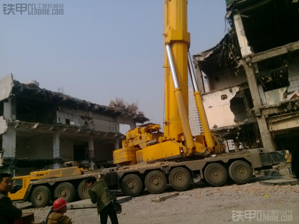 徐工QAY500全地面起重机吊沃尔沃挖掘机上楼拆房子
