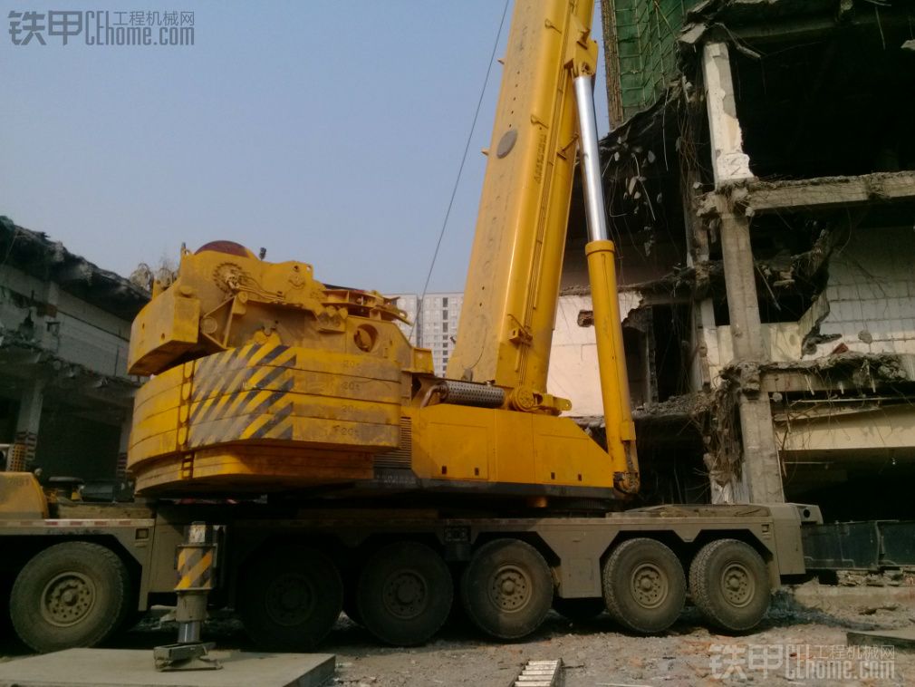 徐工QAY500全地面起重机吊沃尔沃挖掘机上楼拆房子