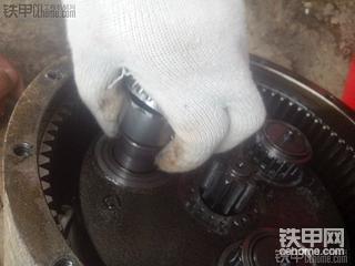 行走齿轮和马达之间恰了铁丝，尼玛，一段细铁丝引发的漏油，大家以后注意点
