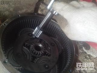 行走齿轮和马达之间恰了铁丝，尼玛，一段细铁丝引发的漏油，大家以后注意点