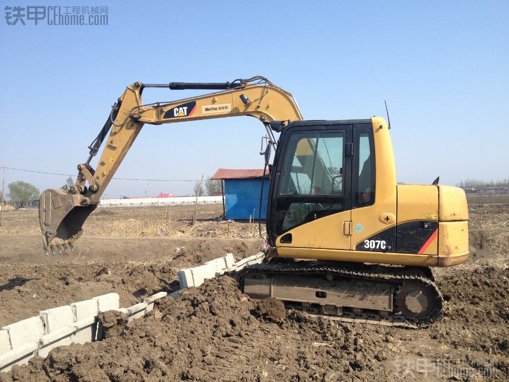 新農(nóng)村建設(shè)水利改造--卡特307C下稻田地里的供水溝里的U型槽