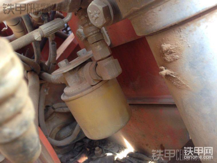 這個慮在大泵和液壓油箱中間，有液壓管道連接