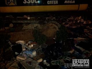新车就被遗弃的卡特330c挖掘机，到底是什么名原因让它遗弃在这